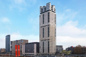 1 Minute from Station, Luxury Apartment, Stay in Style